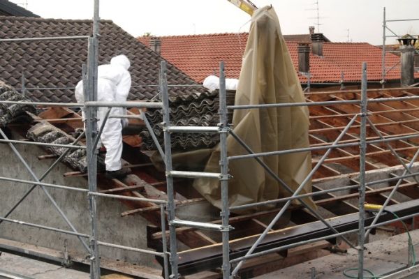 asbestos-removal83E6E7A9-2E59-94F3-7528-030BC4A4FD91.jpg
